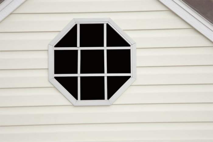 How to decorate a small octagon window